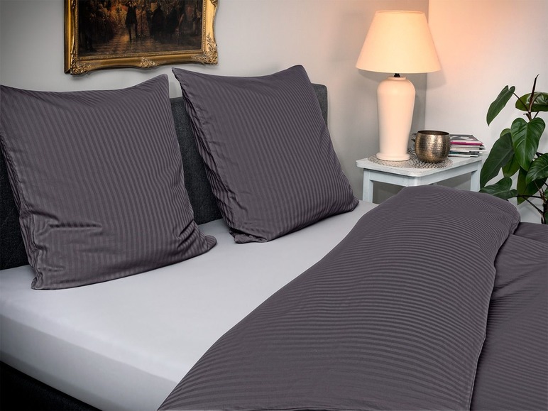 Bettwäsche mit gestreiften Kissenbezügen.