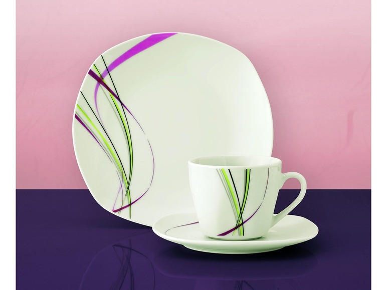 Eine Tasse und Untertasse mit einem großen Teller, alle mit einem modernen, gestreiften Design.