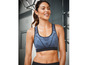 Eine Frau in einem blauen Sport-BH von Playtex.