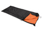Ein schwarzer Schlafsack mit orangefarbenem Innenfutter.