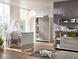 Babyzimmer mit Kinderbett, Wickelkommode und Schrank