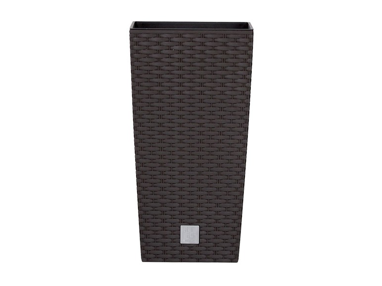 Ein hoher, brauner Blumentopf mit gewebter Oberfläche.