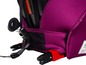 Ein rosafarbener Autositz mit Sicherheitsgurten und Isofix-Befestigung.