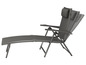 Ein schwarzer Liegestuhl mit Kopfstütze.