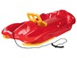 Ein roter Schlitten mit gelben Details und einem Seil.