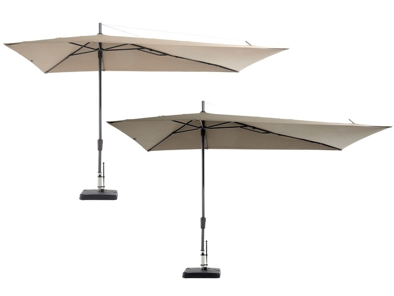 Zwei beigefarbene Sonnenschirme mit rechteckiger Form und Sockel.