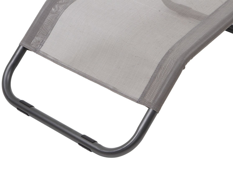 Detail eines grauen Liegestuhls mit Metallrahmen