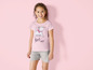 Mädchen in einem rosa T-Shirt mit Marie aus Aristocats Aufdruck und grauen Shorts.