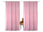 Zwei rosa Vorhänge mit Ösen, an einer Gardinenstange aufgehängt.