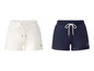 Zwei Paar kurze Hosen, eine weiße und eine dunkelblaue, mit Gummizugbund.
