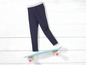 Dunkelblaue Leggings und ein hellblaues Skateboard