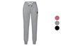 Graue Jogginghose mit einem kleinen Label am rechten Bein.