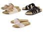 Sandalen in Sand- und Schwarz mit Schnallen.