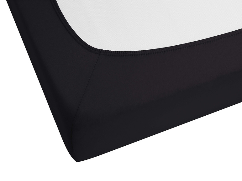 Ein schwarzes Spannbettlaken für eine Matratze.