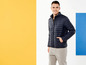 Mann in einer dunkelblauen Steppjacke, Freizeitkleidung.