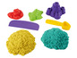 Kinetic Sand mit gelbem und grünem Sand, eine Schaufel, ein lila Glätter und Formen für ein Schloss, eine Schildkröte und einen Krebs.
