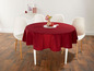 Ein roter runder Tischläufer auf einem runden Tisch mit vier weißen Stühlen.