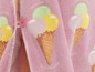 Ein rosa Handtuch mit Eiscreme-Motiv.