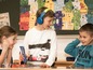 Drei Kinder hören mit Philips Kopfhörern und einem Aufnahmegerät zu.