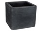 Ein schwarzer, quadratischer Pflanzkasten mit geriffelter Oberfläche.