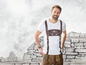 Mann in weißem T-Shirt mit Lederhosen