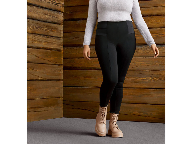 Schwarze Leggings und beige Schnürstiefel.