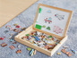 Magnetische Spielzeugset mit Holzfiguren von Autos, Tieren und Gebäuden.