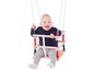 Ein lachendes Baby auf einer Holzschaukel.