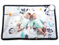 Zwei Babys auf einer Tiny Love Spielmatte mit Tiermotiven.
