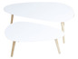 Zwei weiße ovale Couchtische mit Holzbeinen.
