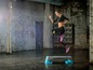 Eine Frau in Sportkleidung springt auf eine Reebok Step.