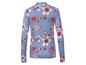 Ein blaues Langarmshirt mit Blumenmuster.