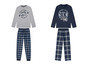 Zwei Pyjamas mit grauem und blauem T-Shirt mit Skateboard- und NYC-Druck, beide mit karierten Hosen.