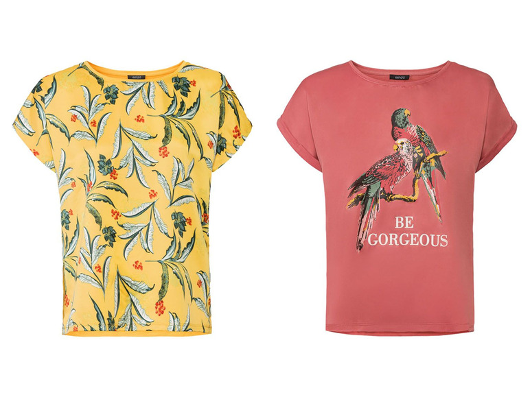 Zwei T-Shirts, eines mit tropischem Muster, eines mit einer Abbildung von Papageien und dem Text 'Be Gorgeous'.