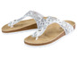 Weiße Sandalen mit Blumenmuster.