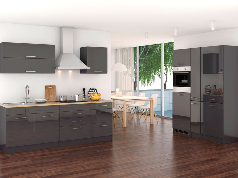 Eine moderne Küche mit grauen Schränken, Backofen, Herd und Dunstabzugshaube.