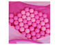 Ein rosafarbener Ballpool mit rosa Bällen.
