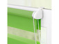 Grünes Rollrollo mit weißen Streifen.