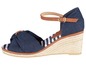 Blaue Espadrilles mit Riemen und gestreiftem Futter.