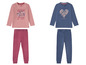 Zwei Sets mit Langarm-Pyjamas für Kinder, ein rosafarbenes mit 'Let's get cozy' Aufdruck und ein blaues mit Blumenherz.