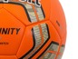 Ein orangefarbener Fußball mit schwarz-grauem Design, Größe 5.