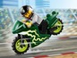 LEGO Minifigur auf einem grünen Motorrad mit Blitzen
