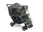 Ein Chic 4 Baby Doppelkinderwagen mit einer durchsichtigen Regenhaube.