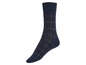 Blaue Socken mit braunem Karomuster.