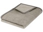 Beige Wolldecke mit grauer Einfassung.
