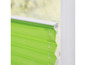 Ein grüner Plissee-Rollo an einem weißen Fenster.