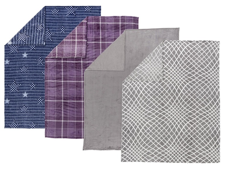 Vier Decken in verschiedenen Mustern: Sterne, Karos, grau und ein graues Muster.