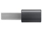 Ein silberner USB-Stick mit schwarzer Kappe.