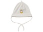 Weiße Baby-Mütze mit Giraffen-Motiv.