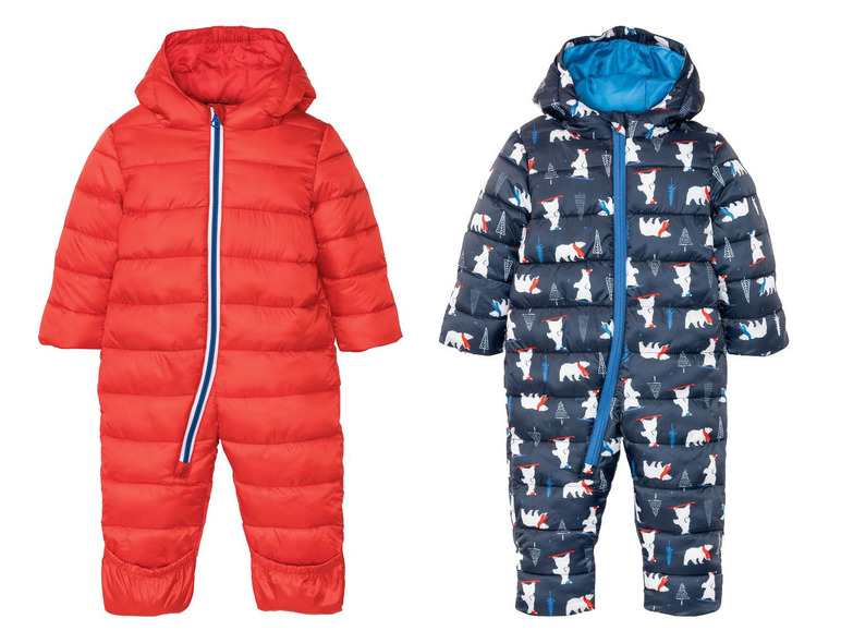 Zwei Baby-Skianzüge, einer rot und einer mit Eisbär-Print.
